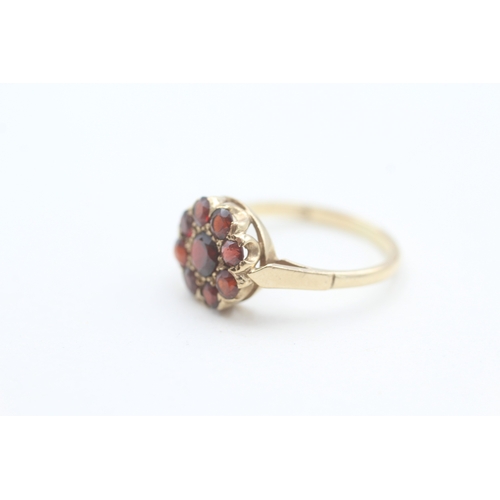 84 - 9ct gold garnet set floral cluster ring (2g) Size  N