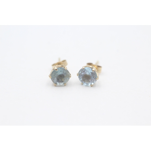 86 - 9ct gold blue topaz set stud earrings (1.1g)