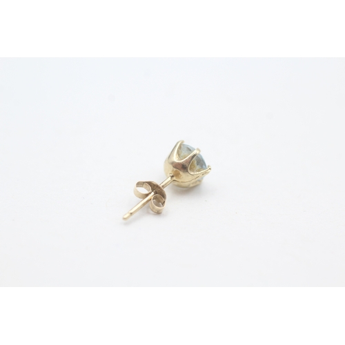 86 - 9ct gold blue topaz set stud earrings (1.1g)