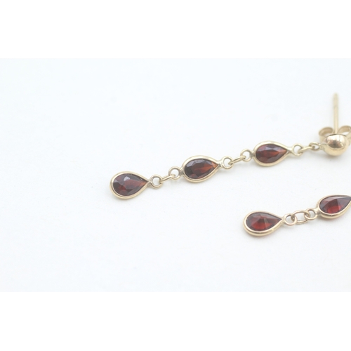 88 - 9ct gold pear cut garnet set drop earrings (0.9g)