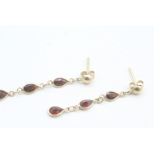 88 - 9ct gold pear cut garnet set drop earrings (0.9g)