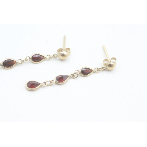 88 - 9ct gold pear cut garnet set drop earrings (0.9g)