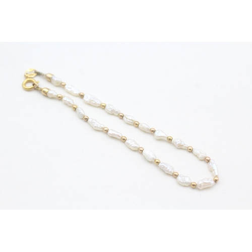 92 - 9ct gold creamy rice pearl and gold bead bracelet (1.2g)