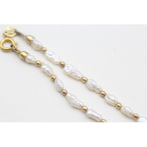 92 - 9ct gold creamy rice pearl and gold bead bracelet (1.2g)