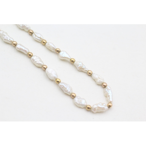 92 - 9ct gold creamy rice pearl and gold bead bracelet (1.2g)