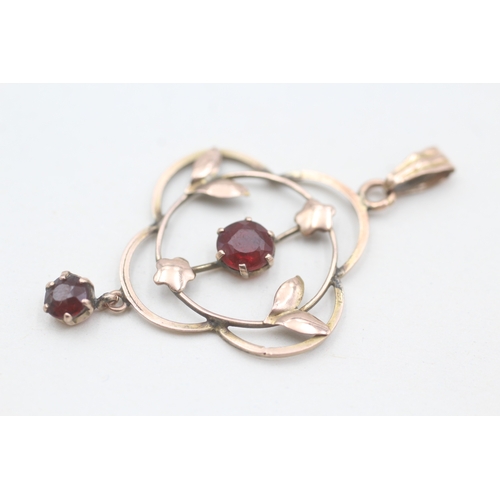 96 - 9ct gold Edwardian garnet-topped-doublet set pendant (1.5g)