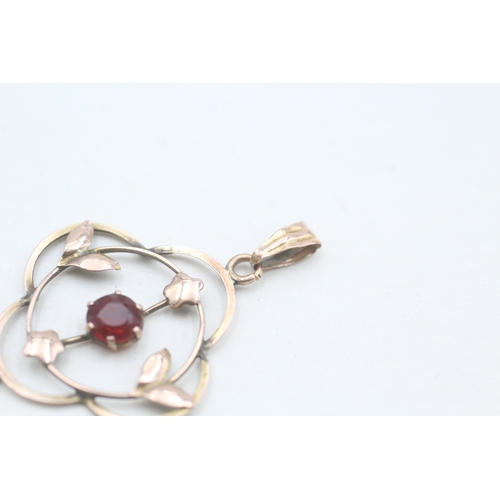 96 - 9ct gold Edwardian garnet-topped-doublet set pendant (1.5g)