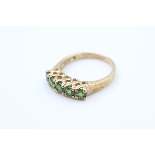 100 - 9ct gold diopside five stone ring (2.9g) Size  N