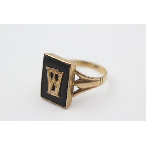 18 - 9ct gold onyx masonic signet ring letter W or M (4.1g) Size  V