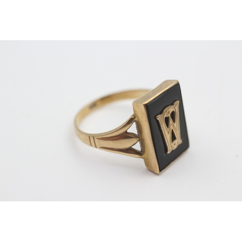 18 - 9ct gold onyx masonic signet ring letter W or M (4.1g) Size  V