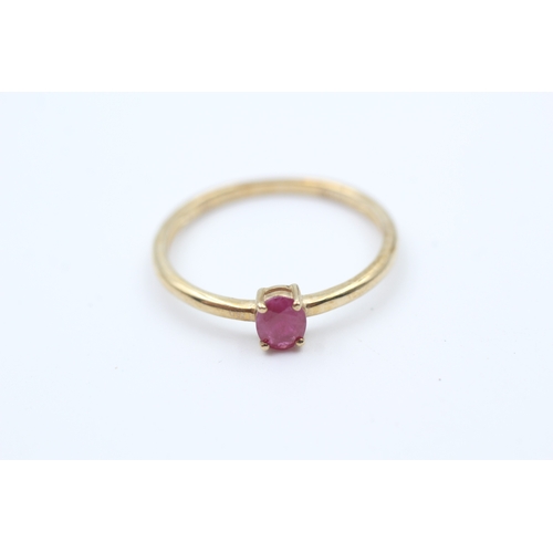 20 - 9ct gold ruby single stone ring (1.3g) Size  Q