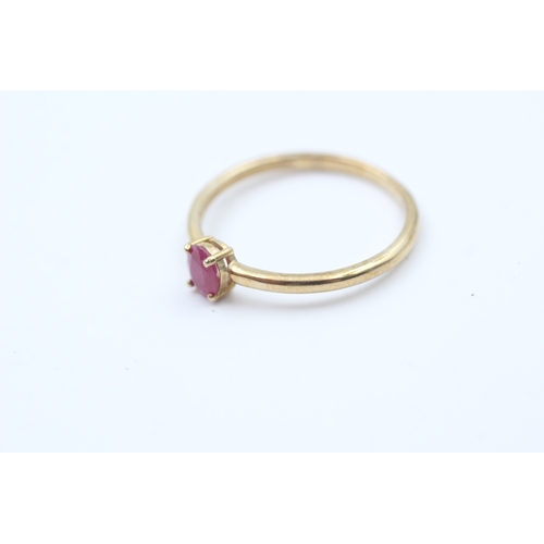 20 - 9ct gold ruby single stone ring (1.3g) Size  Q