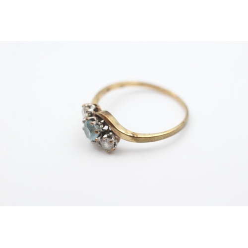 22 - 9ct gold blue topaz and cubic zirconia set trilogy ring (1.3g) Size  M