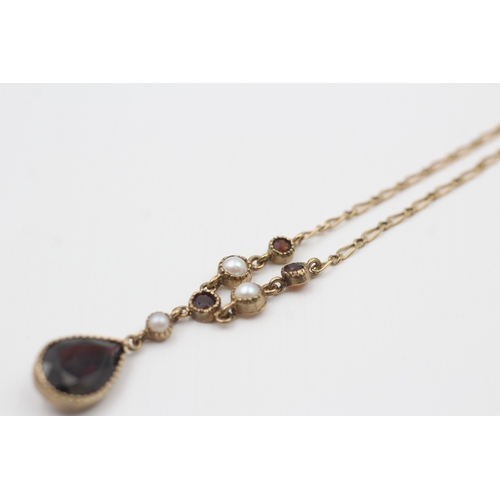 24 - 9ct gold garnet & split pearl pendant necklace (2.9g)