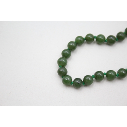 38 - 9ct gold clasp nephrite single strand necklace (23.2g)  L