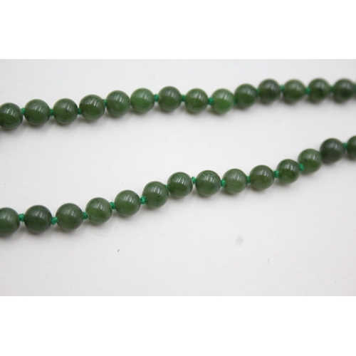 38 - 9ct gold clasp nephrite single strand necklace (23.2g)  L