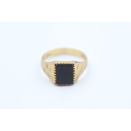 39 - 9ct gold vintage rectangular cut onyx signet ring (2.2g) Size  O