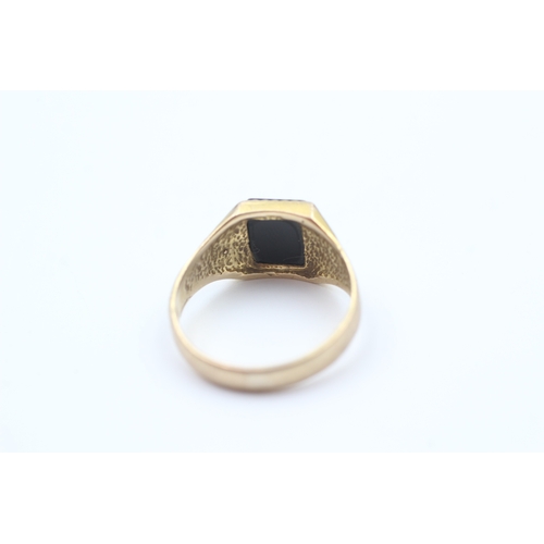 39 - 9ct gold vintage rectangular cut onyx signet ring (2.2g) Size  O