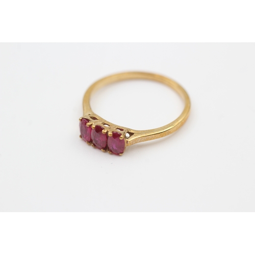 4 - 10kt gold oval cut ruby set trilogy ring (1.8g) Size  O