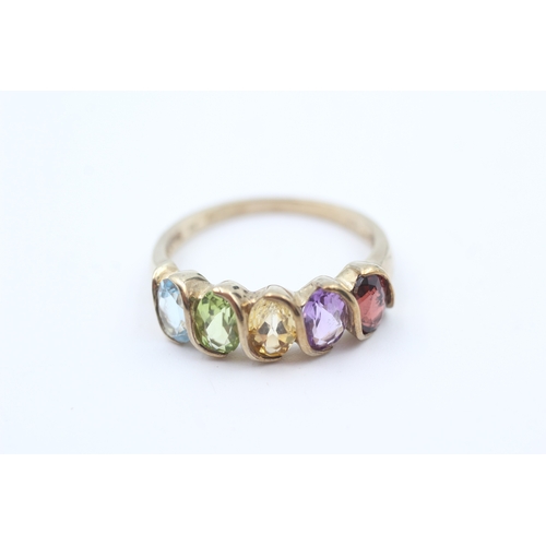 49 - 9ct gold garnet, amethyst, Citrine, peridot and blue topaz set five stone eternity ring (2.6g) Size ... 