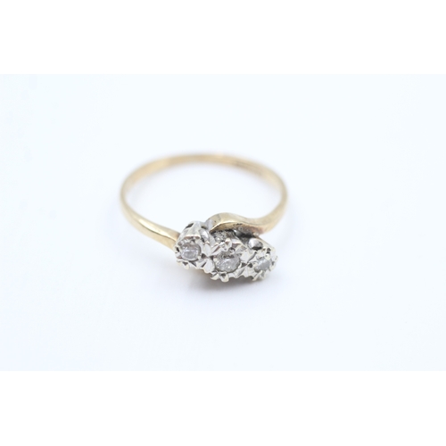 50 - 9ct gold vintage illusion set diamond bypass trilogy ring (2.3g) Size  P