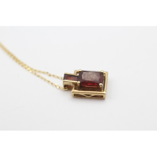 53 - 9ct gold rectangle cut garnet set pendant necklace (2.4g)