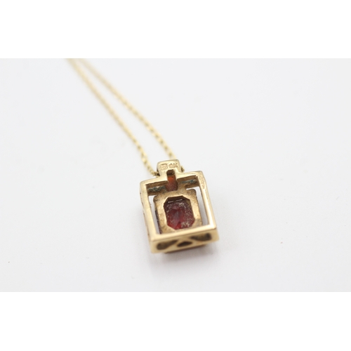 53 - 9ct gold rectangle cut garnet set pendant necklace (2.4g)