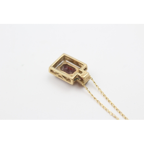 53 - 9ct gold rectangle cut garnet set pendant necklace (2.4g)