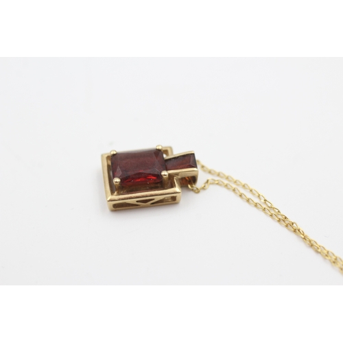 53 - 9ct gold rectangle cut garnet set pendant necklace (2.4g)