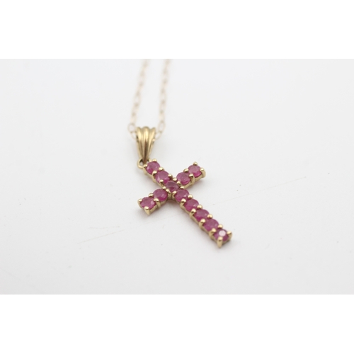 54 - 9ct gold ruby set cross pendant necklace (1.2g)