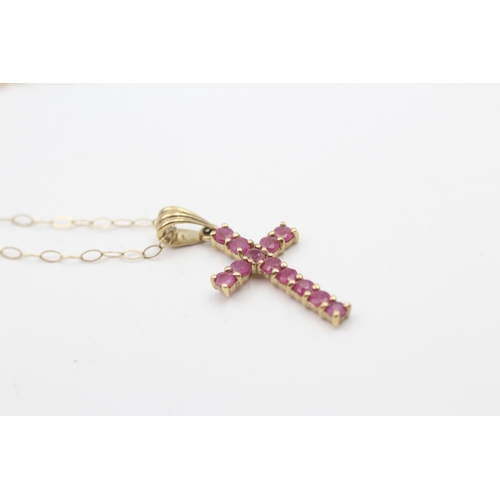 54 - 9ct gold ruby set cross pendant necklace (1.2g)