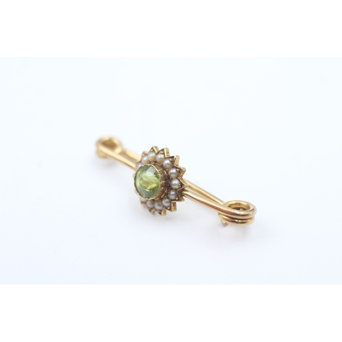 68 - 15ct gold antique peridot and seed pearl set floral cluster bar brooch (2.3g)