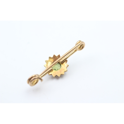 68 - 15ct gold antique peridot and seed pearl set floral cluster bar brooch (2.3g)