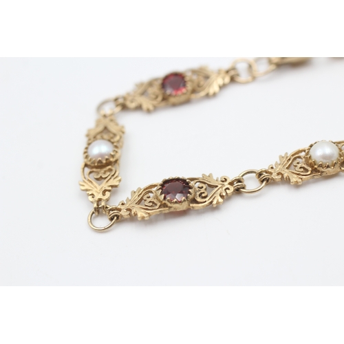 76 - 9ct gold garnet and cultured pearl set scrolling station bracelet (5.6g)