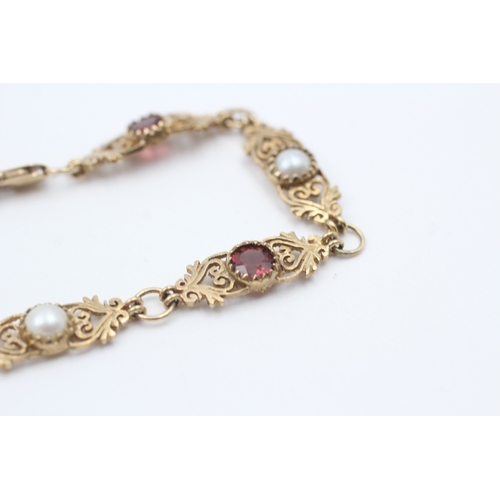 76 - 9ct gold garnet and cultured pearl set scrolling station bracelet (5.6g)