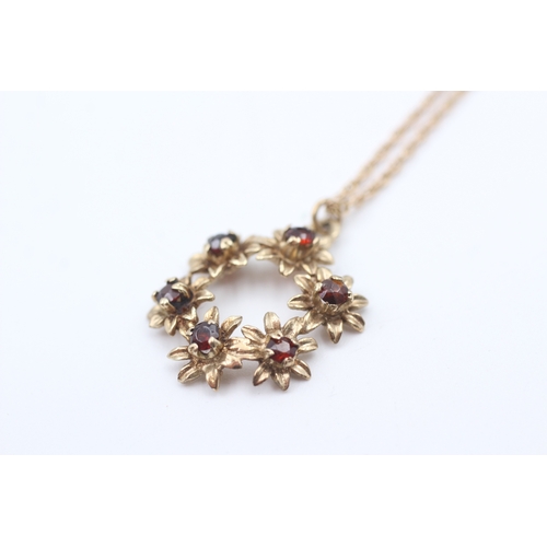 77 - 9ct gold garnet set floral wreath pendant necklace (3.6g)