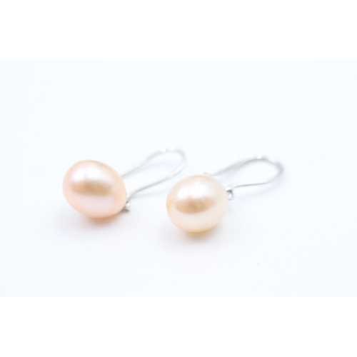 8 - 9ct gold peach cultured pearl set hook drop earrings (2.5g)