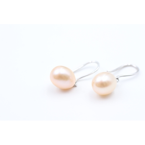 8 - 9ct gold peach cultured pearl set hook drop earrings (2.5g)