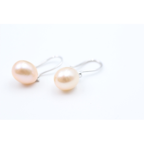 8 - 9ct gold peach cultured pearl set hook drop earrings (2.5g)