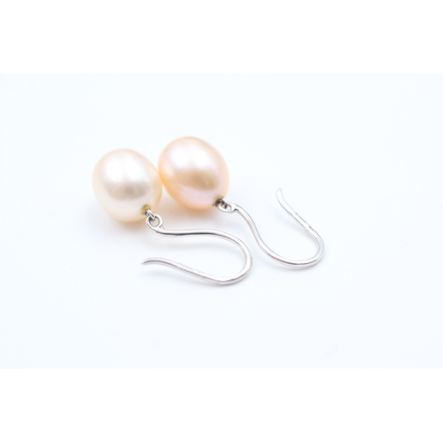 8 - 9ct gold peach cultured pearl set hook drop earrings (2.5g)