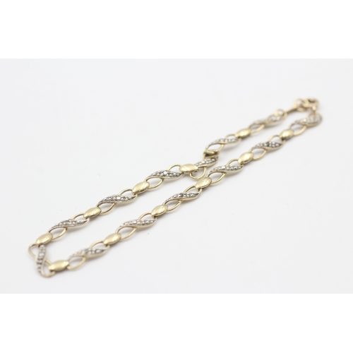 93 - 9ct gold diamond set figure of eight station bracelet (2.8g)