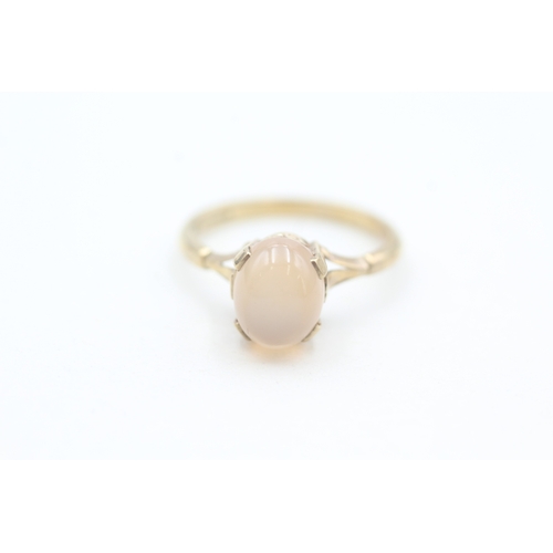 104 - 9ct gold peach moonstone cabochon set solitaire ring (2.6g) Size  P