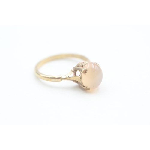 104 - 9ct gold peach moonstone cabochon set solitaire ring (2.6g) Size  P