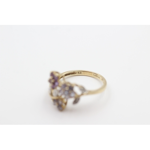 109 - 9ct gold tanzanite, diamond, and amethyst set floral garland ring (2.3g) Size  L