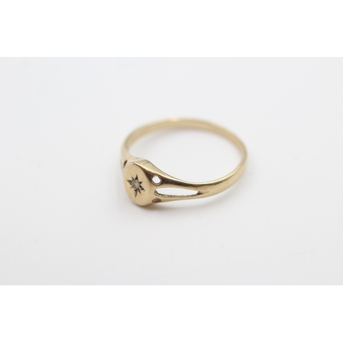 110 - 9ct gold star set paste dainty signet ring (1.3g) Size  L