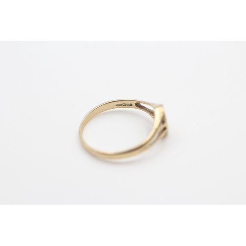 110 - 9ct gold star set paste dainty signet ring (1.3g) Size  L