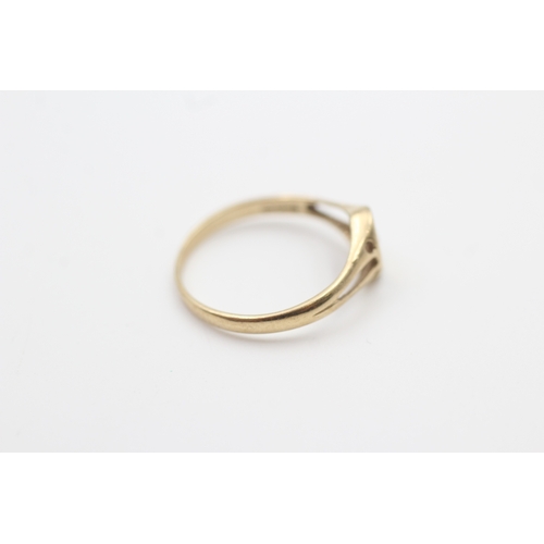 110 - 9ct gold star set paste dainty signet ring (1.3g) Size  L