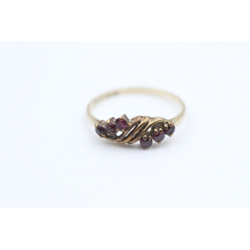 121 - 9ct gold ruby set ribbon dress ring (1.3g) Size  N