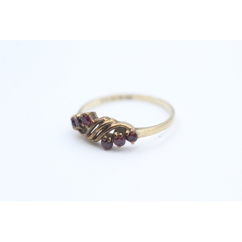 121 - 9ct gold ruby set ribbon dress ring (1.3g) Size  N