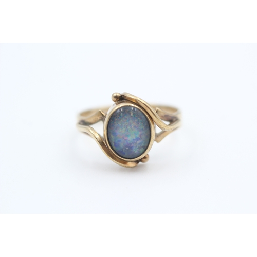 122 - 9ct gold vintage blue opal triplet set cocktail ring (2.8g) Size  P